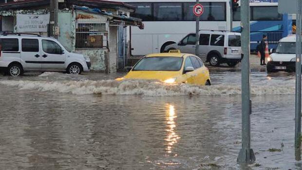 Adana'da sağanak nedeniyle yollar göle döndü