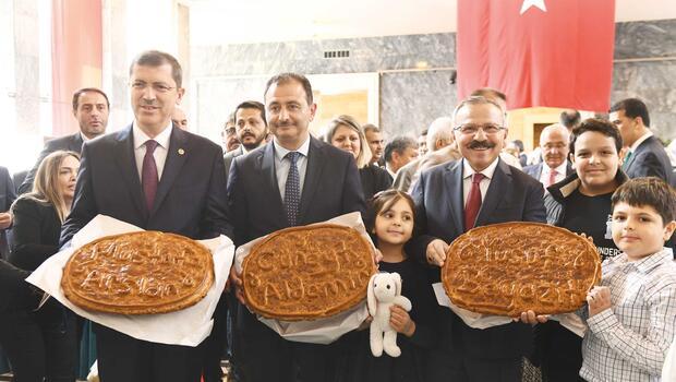 Kayıtlar hızlandı... Kimi çilek ve çörekle geldi, kimi maaile