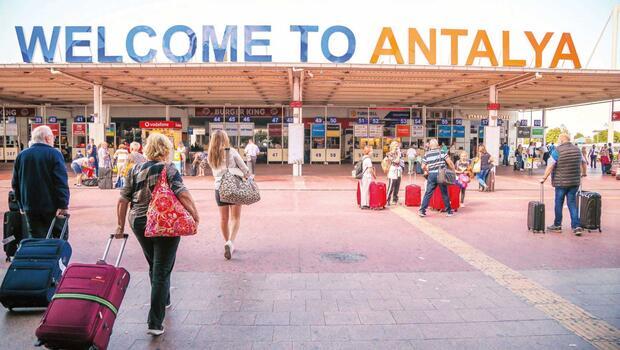 Antalya’da rekor: Bir günde 1081 uçak