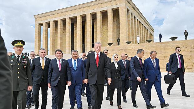 Erdoğan ve kabineden Anıtkabir’e ziyaret: 85 milyona aşkla hizmet edeceğiz