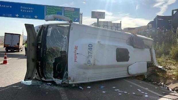 İşçi servis midibüsü TIR’a çarpıp devrildi: 13 yaralı