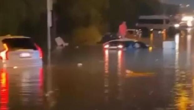 İzmir'de sağanak etkili oldu! Çok sayıda araç sel sularına kapıldı