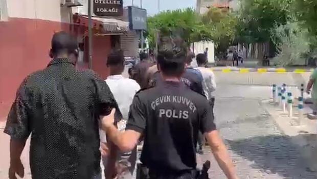 İzmir polisi düzensiz göçmenleri kıskaca aldı: 109 kişi yakalandı