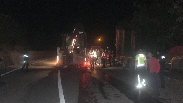 Kocaeli’de feci kaza! Taşıdığı iş makineleri uçurumdan metrelerce aşağı uçtu