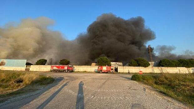 Manisa'da geri dönüşüm tesisinde yangın: Çalışmalar devam ediyor