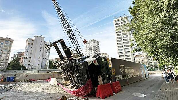 Metro inşaatında vinç devrildi