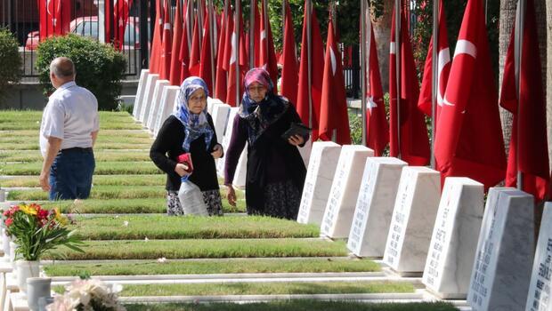 Şehitlik ve mezarlıklarda bayram yoğunluğu