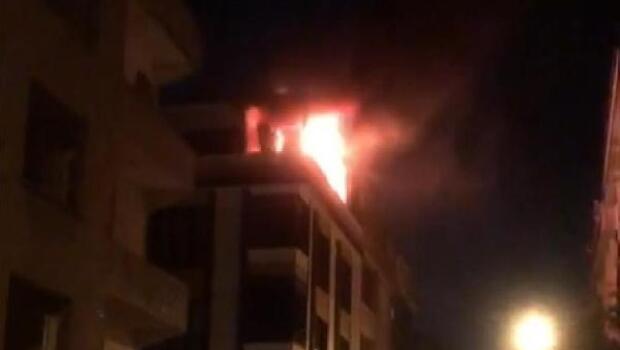 Sultangazi'de korkutan yangın! 4 katlı binanın çatı katı alev alev yandı