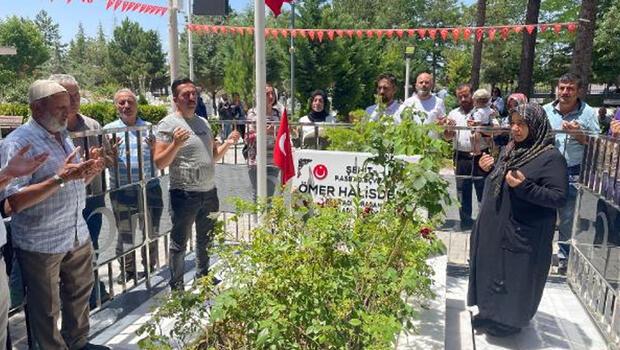 15 Temmuz kahramanı Ömer Halisdemir'in kabrinde dua ettiler