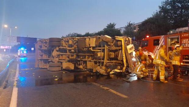 Esenyurt'ta kamyon devrildi: 1 kişi hayatını kaybetti