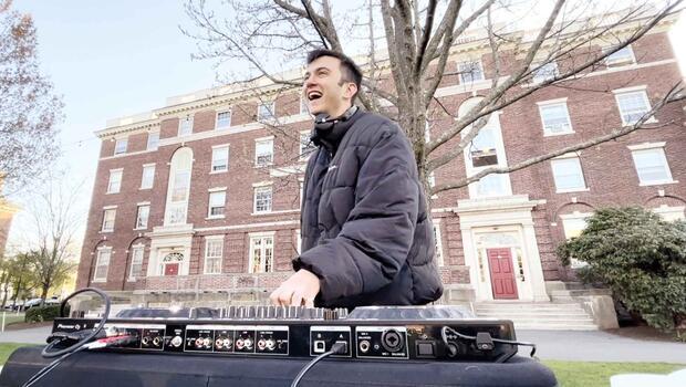 Harvard’lı DJ... Nörobilim okudu ‘mikser’i seçti