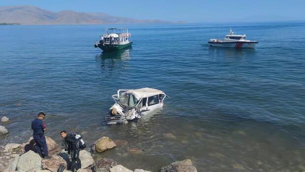 Minibüs, Van Gölü'ne düştü: 1'i ağır 11 yaralı