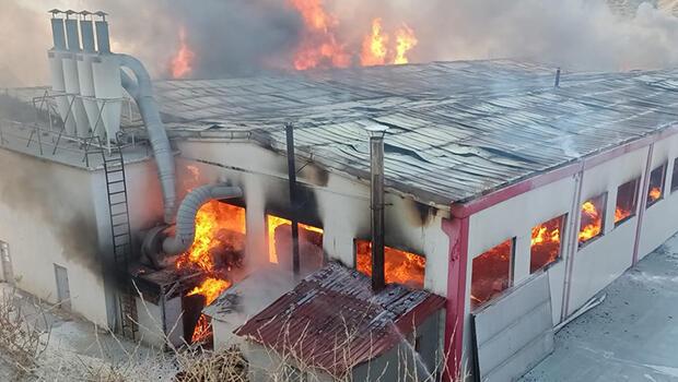 Kastamonu'da kapı fabrikasında yangın