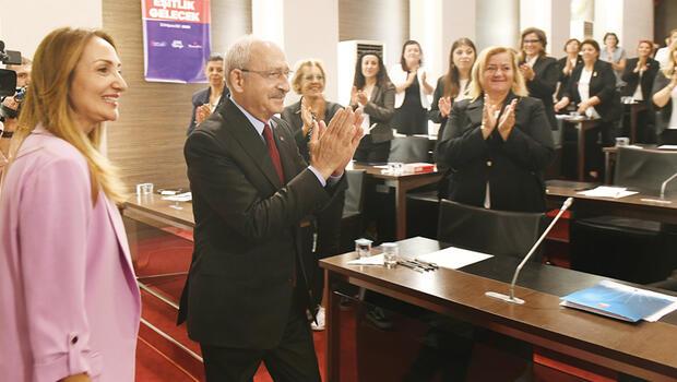  Kılıçdaroğlu, CHP’li kadınlarla: Erkekler biraz geriden geliyor