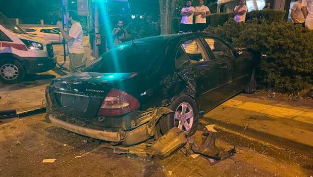 Otomobil önce trafik levhasına sonra duvara çarparak durabildi: 5 yaralı