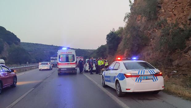 Takla atan otomobilde emniyet kemeri kullanmayan 4 genç yola savruldu: 3 ölü