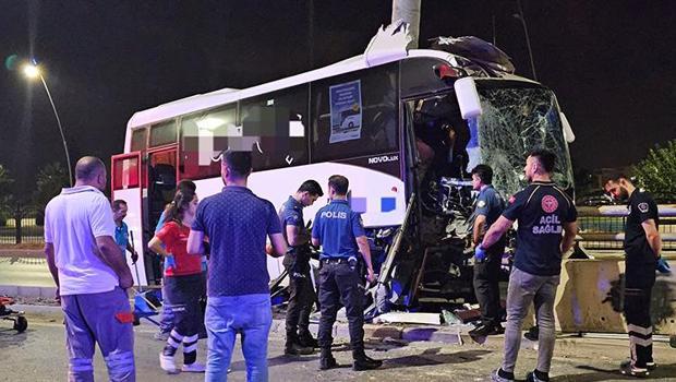 Adana’da havaalanına yolcu götüren midibüs kaza yaptı: 5 yaralı