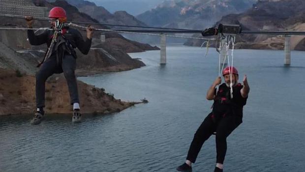 Belediye başkanı zipline yaparken havada mahsur kaldı