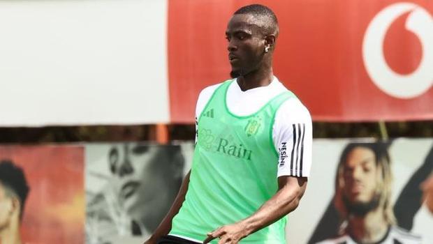 Beşiktaş'ta yeni transfer Eric Bailly, takımla ilk antrenmanına çıktı