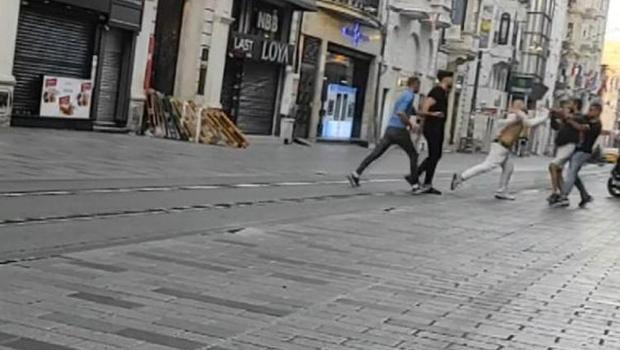 İstiklal Caddesi'nde iki grubun kavgası kamerada