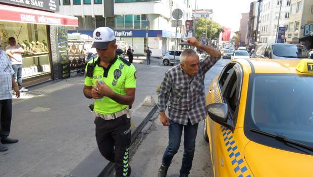 Kadıköy'de trafik cezası yazılan taksici öfkeden çılgına döndü