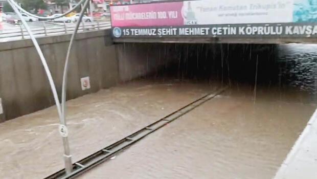 Uşak’ta sağanak hayatı felç etti