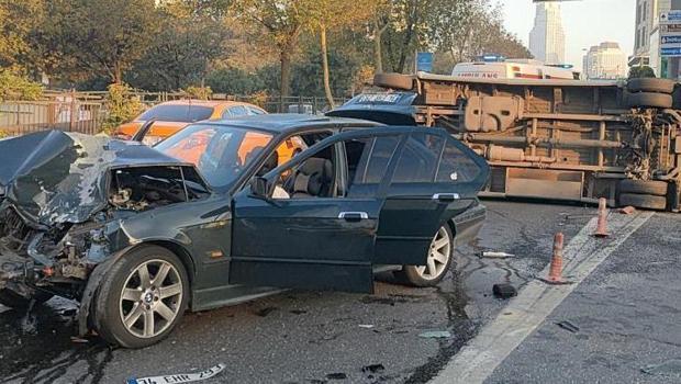 Beşiktaş'ta otomobil ile minibüs çarpıştı: 4 yaralı