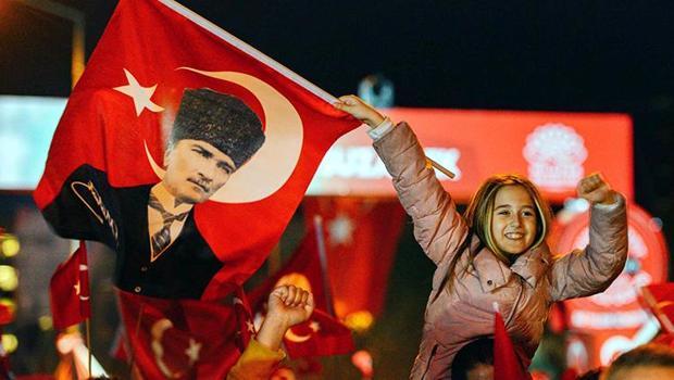 Cumhuriyet'in 100. yılında bayrak satışları patladı... Üreticiler siparişlere yetişemiyor