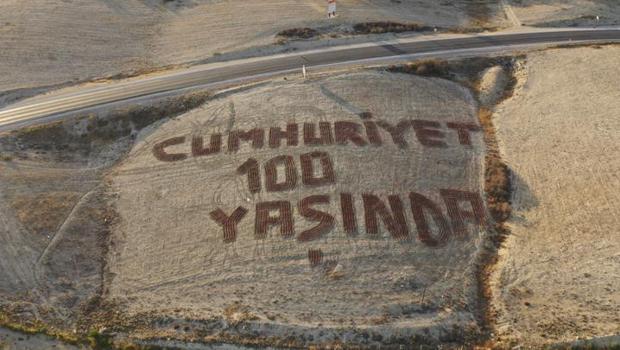 Mersin'de tarlaya traktörle 'Cumhuriyet 100 yaşında' yazdı