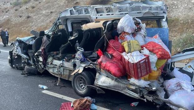 Şanlıurfa'da feci kaza! Yolcu minibüsü kamyona çarptı: 5 kişi hayatını kaybetti