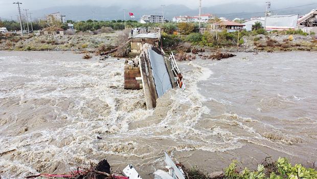 Batı’yı fırtına vurdu... Çatılar uçtu direkler devrildi köprü çöktü: İstanbul’da 1 kişi hayatını kaybetti