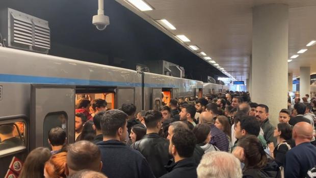 İstanbul'da metro durağında yoğunluk