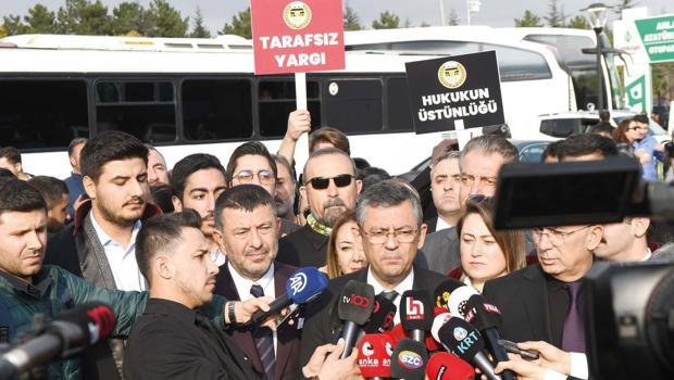 Özel’den anayasa yürüyüşüne destek