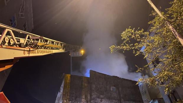 Şişli'de binanın çatı katı alev alev yandı