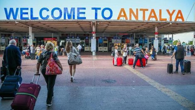 Turistleri bezdiren trafik: Uçakla Antalya 3.5 saat, havalimanından otel 5 saat