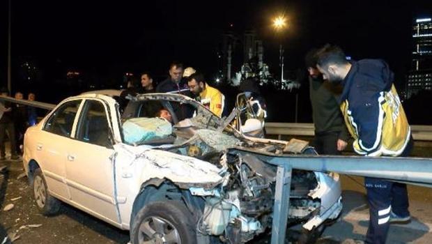 Ataşehir'de otomobil bariyerlere saplandı