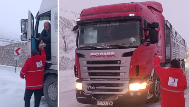 Erzurum ve Kars'ta yoğun kar yağışı! Mahsur kalan sürücülere yiyecek dağıtıldı