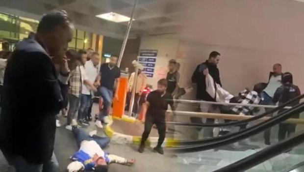 Kız arkadaşına laf atan kişiyi yere serdi: İstanbul'daki tekmeli yumruklu kavga kamerada