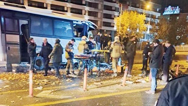 Otomobiliyle kalabalığın arasına daldı: 1 ölü 22 yaralı