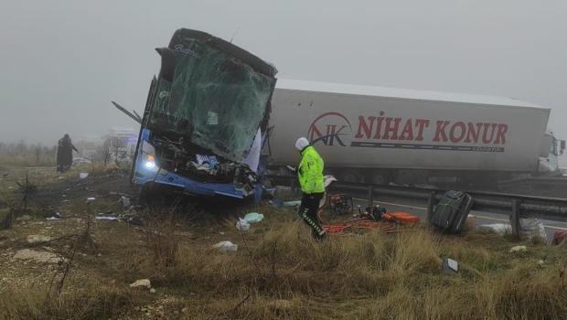 Şanlıurfa'da yolcu otobüsü ile 2 TIR çarpıştı: Ölü ve yaralılar var