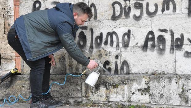 Tarihi medresedeki sprey boyalı yazılar boya çürütme tekniğiyle silindi