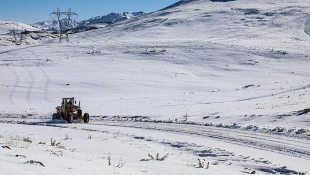 Van'da kardan kapanan yolları açma çalışmaları sürüyor