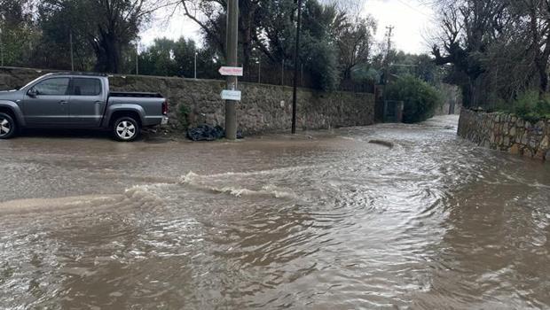 Bodrum'da sağanak hayatı olumsuz etkiledi: Sokak ve caddeler su ile doldu