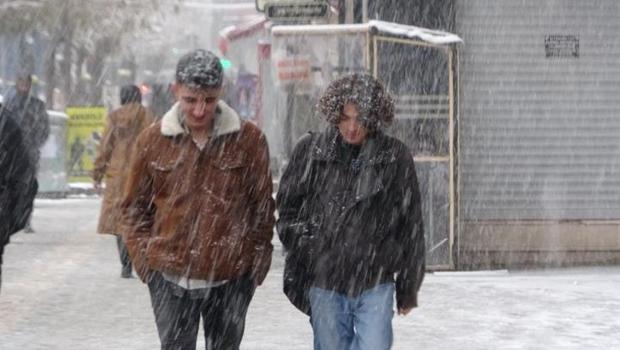 Van'da yoğun kar yağışı: 429 yerleşim yerinin yolu ulaşıma kapandı