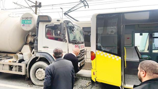 Beton mikseri otobüse çarptı