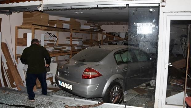 Freni tutmadı, mobilya atölyesine girdi! İş yeri sahibi kazadan 5 dakikayla kurtulmuş