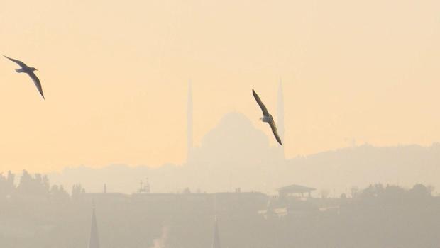 İstanbul Boğazı’nda sis etkili oldu