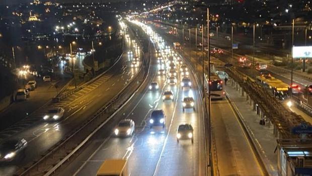 İstanbul'da okulların açılmasıyla trafik yoğunluğu yaşandı