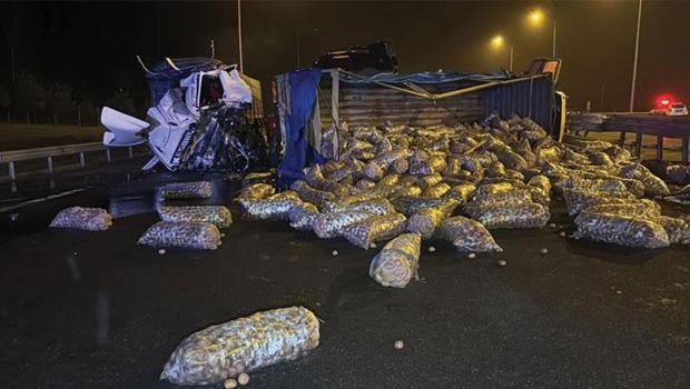 Otoyolda TIR, patates yüklü kamyona çarptı: 2 yaralı