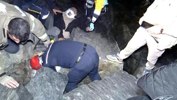 Sahilde dolaşırken hayatının şokunu yaşadı! Dengesini kaybedip düşünce bacağı kayalıklara sıkıştı